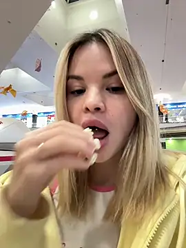 SMELLSEX - JERK OFF+FINGERING PUSSY RIGHT ON MALL🏪