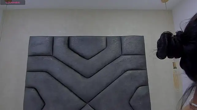 Liinda_Saenz - Shake big Ass + 5 Hard Spank Ass