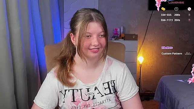 Vivian_cutie - Take off my T‑shirt.