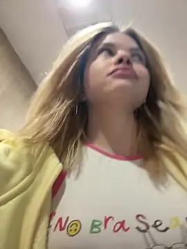 SMELLSEX - JERK OFF+FINGERING PUSSY RIGHT ON MALL🏪