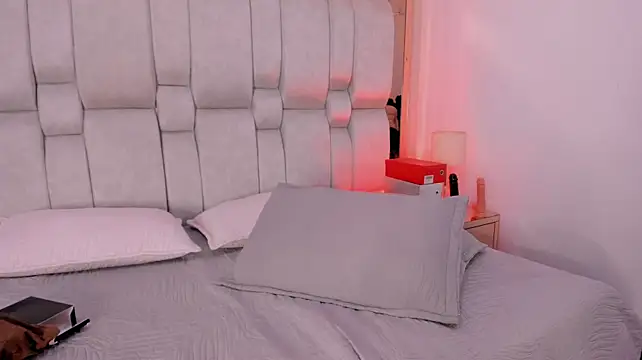 Radiant_Naomi - I wanna use dildo on pussy
