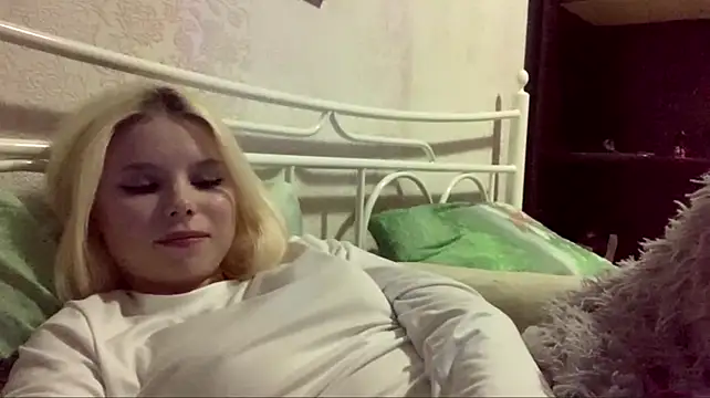 EdwinaDespres - Should I tease you with my top?