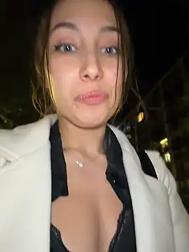 ICrazyOneIRL - OPEN LEGS AND SHOW STRANGER WET PANTIES