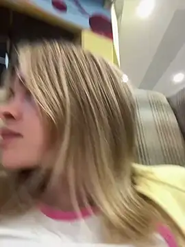 SMELLSEX - JERK OFF+FINGERING PUSSY RIGHT ON MALL🏪