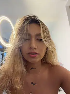 Amanda-medrano1 - Show boobs amd suck nipples