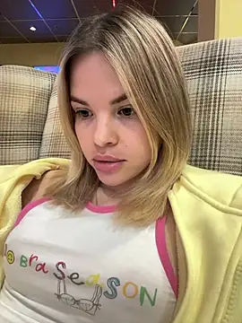 SMELLSEX - JERK OFF+FINGERING PUSSY RIGHT ON MALL🏪