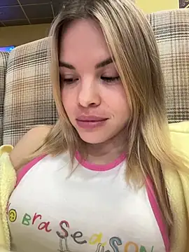 SMELLSEX - JERK OFF+FINGERING PUSSY RIGHT ON MALL🏪