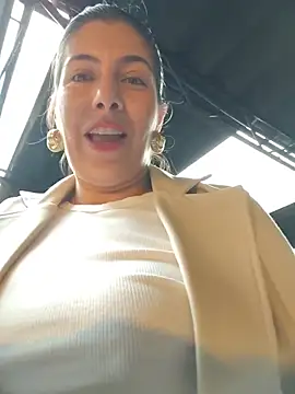 Scarlett_moore - Unbotton coat + show a boob