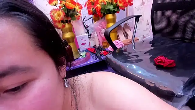 NaomyPrinces - Show boobs up close