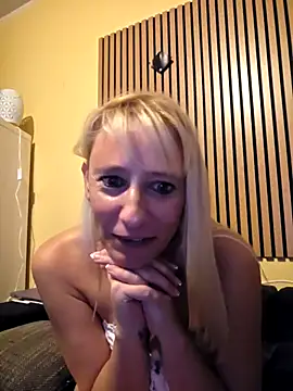 JadeVelvet- - Spit on tits and wiggle them💦💦