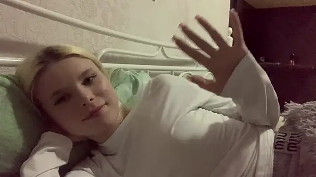 EdwinaDespres - Should I tease you with my top?