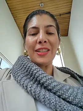 Scarlett_moore - Unbotton coat + show a boob