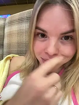 SMELLSEX - JERK OFF+FINGERING PUSSY RIGHT ON MALL🏪