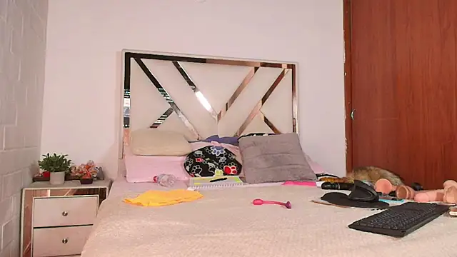 AlixLong - Show pussy & asshole