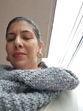 Scarlett_moore - Unbotton coat + show a boob