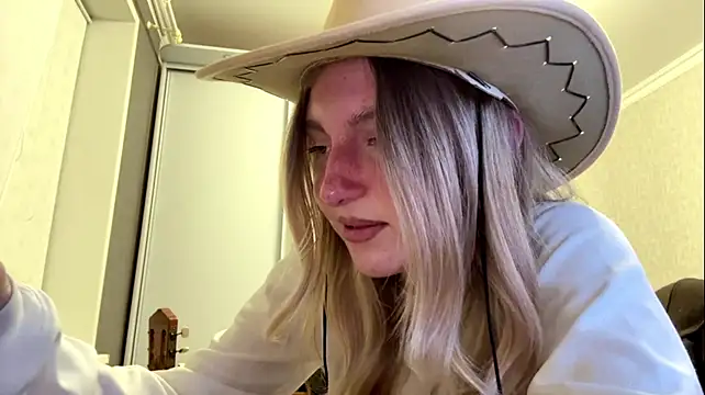 LatishaKrauel - A little unbox boobs: Show my shoulder