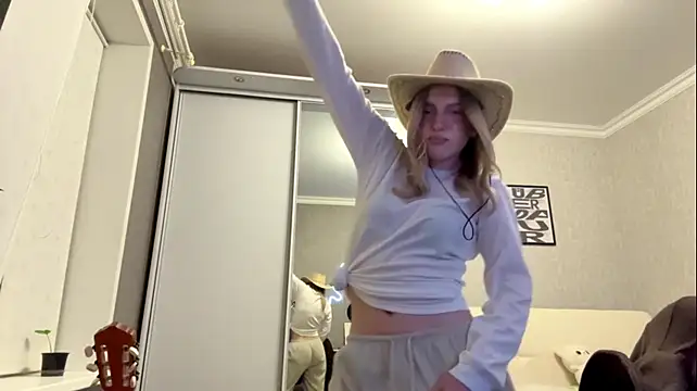 LatishaKrauel - A little unbox boobs: Show my shoulder