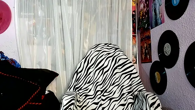 Avril_Maria - show boobs and spanks hard