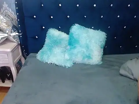 Sofiacowperx - Show tits and play with oil + massage😈