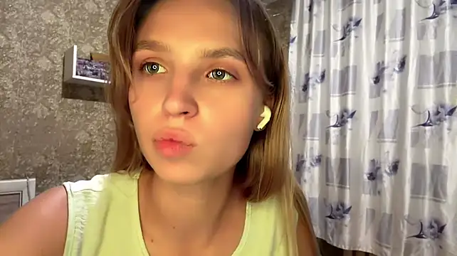 LilliaEhmen - Lift up my T-shirt and enjoy my belly