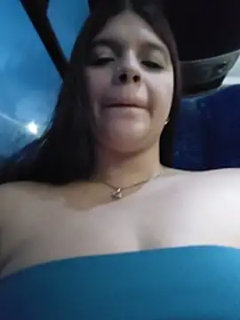 Layla-daring - Oil show on my tits on the bus