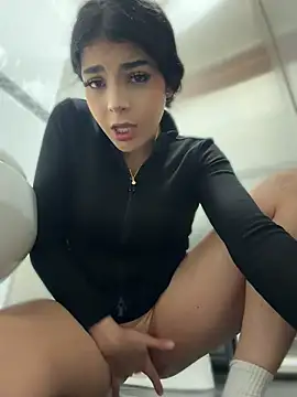 ArieliciousXXX - PRINCESS FINGERING🍓PUBLIC BATHROOM 🥰💦