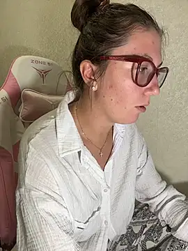 BeatriceTender - show pussy close