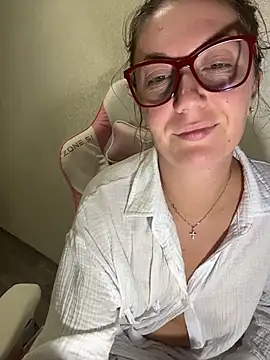 BeatriceTender - show pussy close