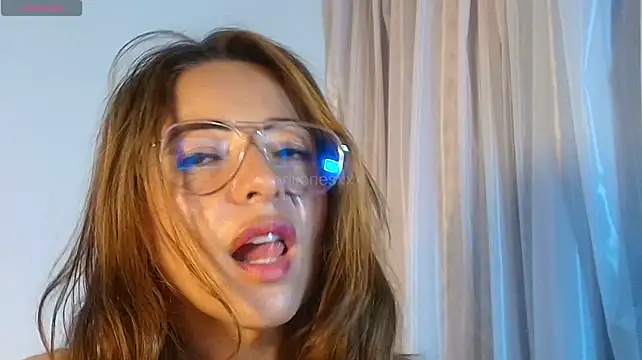 Capriijonesxxx - Feel my body shiver with your tips