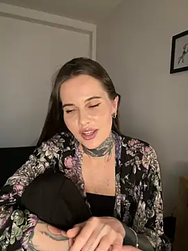 KamelyaMistress - Je veux lécher vos pieds 🦶🏻