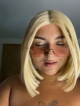 Curvysofii - Flash boobs