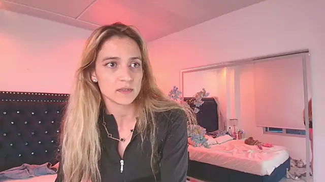Juliieta_gray - 2 fingers in my pussy ✌😋
