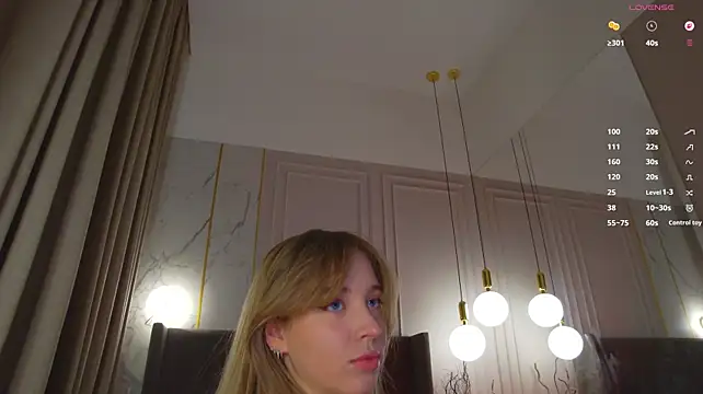 LoraineLuff - tease with ass close to cam