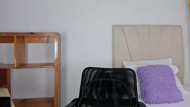 Elayha_28 - SPANKS MY ASS IN DOGGY