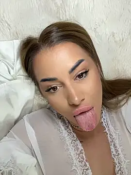 KirstieVegas - Keep my body hot and my pussy wet😈🎁LT