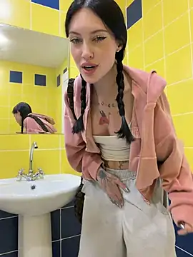 Melissa_crazy - squirt in next stall 💦