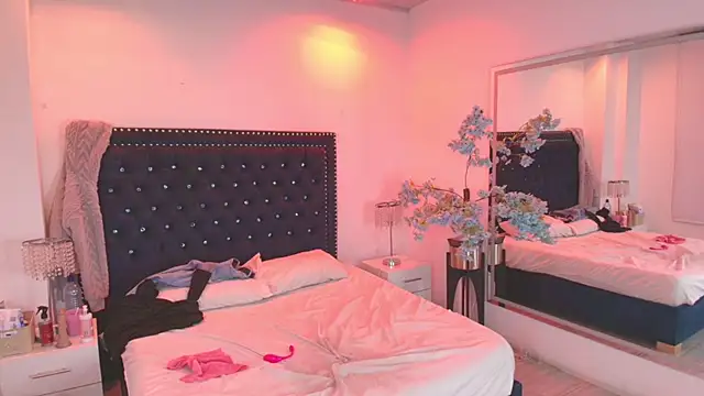 Juliieta_gray - 2 fingers in my pussy ✌😋