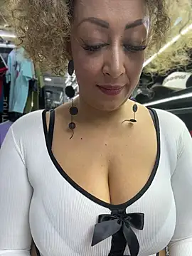 Katti_Barrera - Twerking in thong+oil 😈