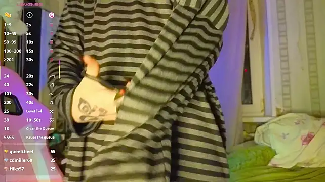 Sofia_Lacosta - Make one cut on the tights
