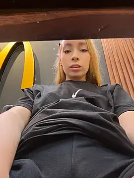 Isabella-gaviria - FUCK MY PUSSY IN MENS BATHROOM👿🥵