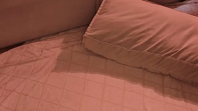 Saint_trisha - tease with ass in doggy pose