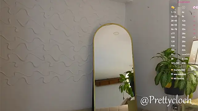 PrettyCloeh - Suck my fingers close to cam