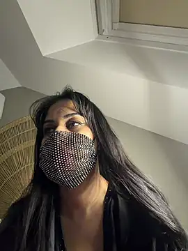 Queen-chamss - rubbing clit