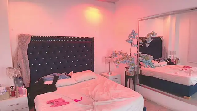 Juliieta_gray - 2 fingers in my pussy ✌😋