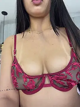 IvonneOwen - Wet clit play close to cam