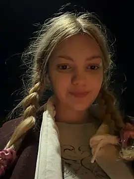 Elsawhere - open door + bounce naked underboobs