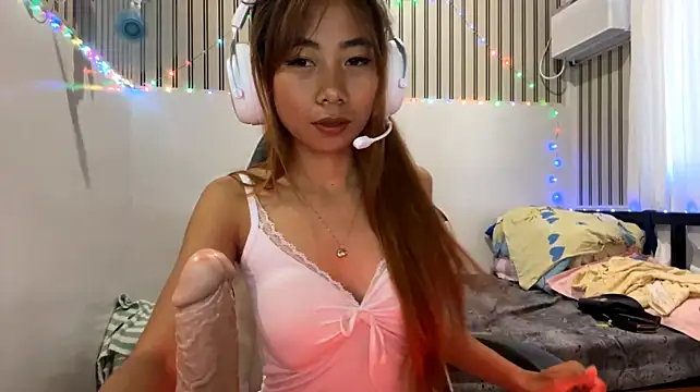 PiaSwida - Lift my top and play with bra