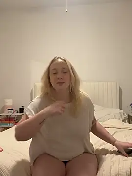 AnnieAscott - shake ass close to cam