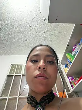 Littlee_Lucy - shows her tits