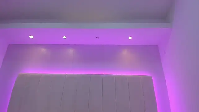 Emma_Lara1 - show milk